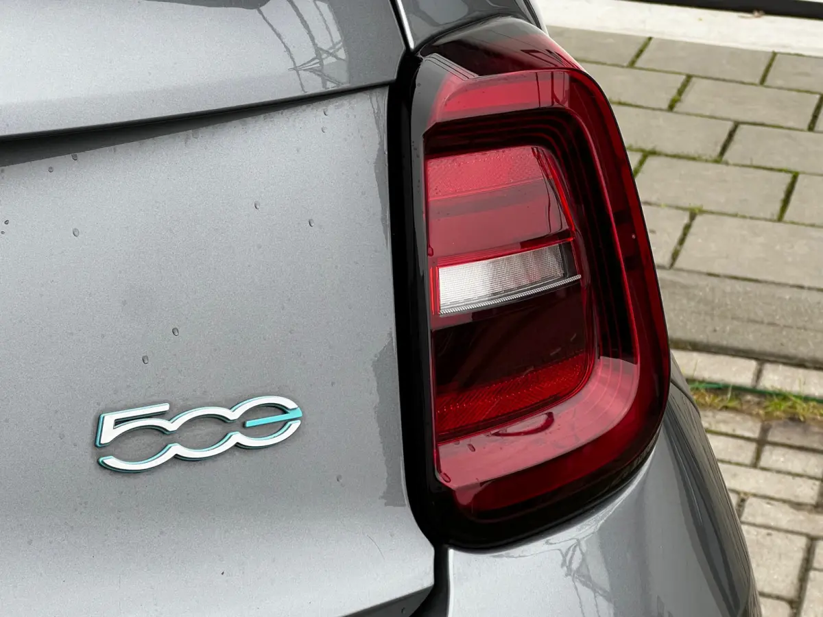 La Prima 42 kWh Automaat Cabriolet | Incl BTW | 120 PK | Apple CarPlay | Achteruitrijd Camera | Navigatie | 17" LM Velgen | Leder Int | LED | 1e Eigenaar!