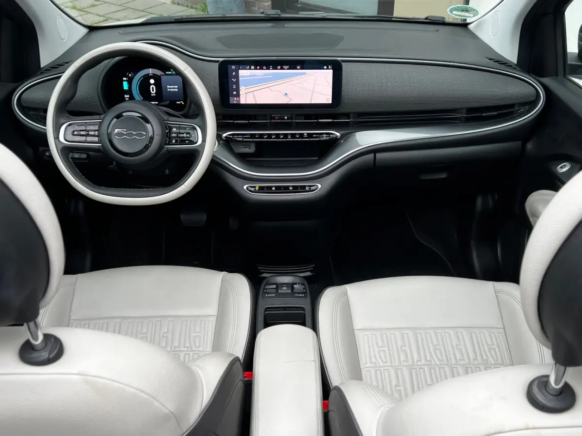 La Prima 42 kWh Automaat Cabriolet | Incl BTW | 120 PK | Apple CarPlay | Achteruitrijd Camera | Navigatie | 17" LM Velgen | Leder Int | LED | 1e Eigenaar!