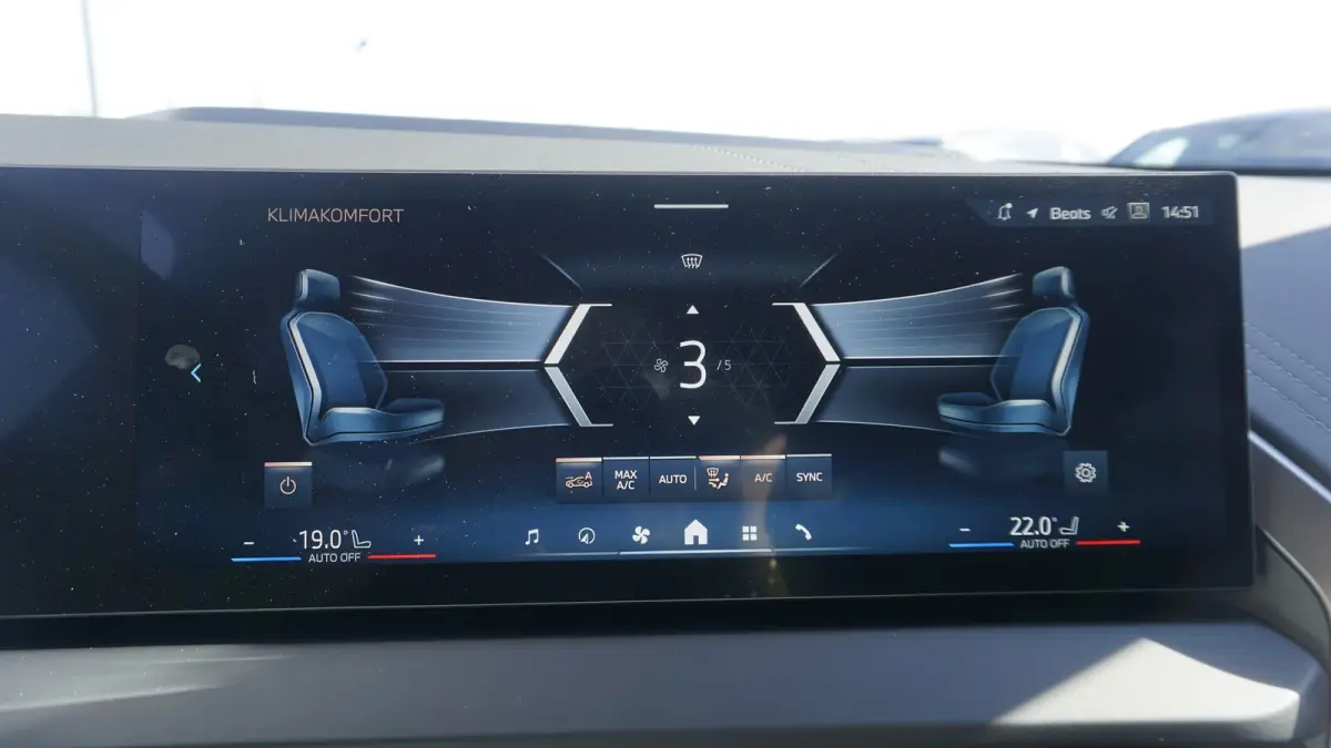 30e xDrive M-SPORT ** ADAPT. LED, LEDER, PANO, TREKH, MEMORY, DRIV. ASS+, 20-inch LMV ** Ex BMW-AG ** ** INFORMEER OOK NAAR ONZE AANTREKKELIJKE FINANCIAL-LEASE TARIEVEN **