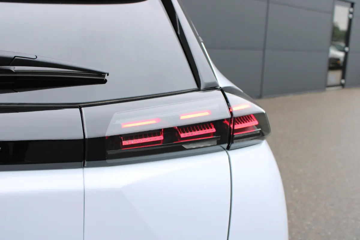 Allure | Active Safety Brake met camera en radar (automatisch noodremsysteem) met Distance Alert (waarschuwing dreigende aanrijding) | Advanced Active Safety Brake met camera en radar | Clim
