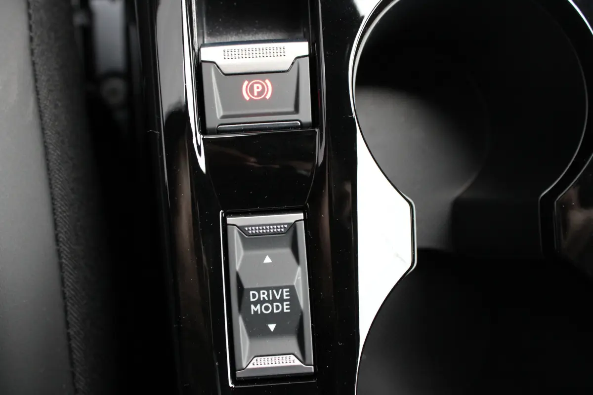 Allure | Active Safety Brake met camera en radar (automatisch noodremsysteem) met Distance Alert (waarschuwing dreigende aanrijding) | Advanced Active Safety Brake met camera en radar | Clim