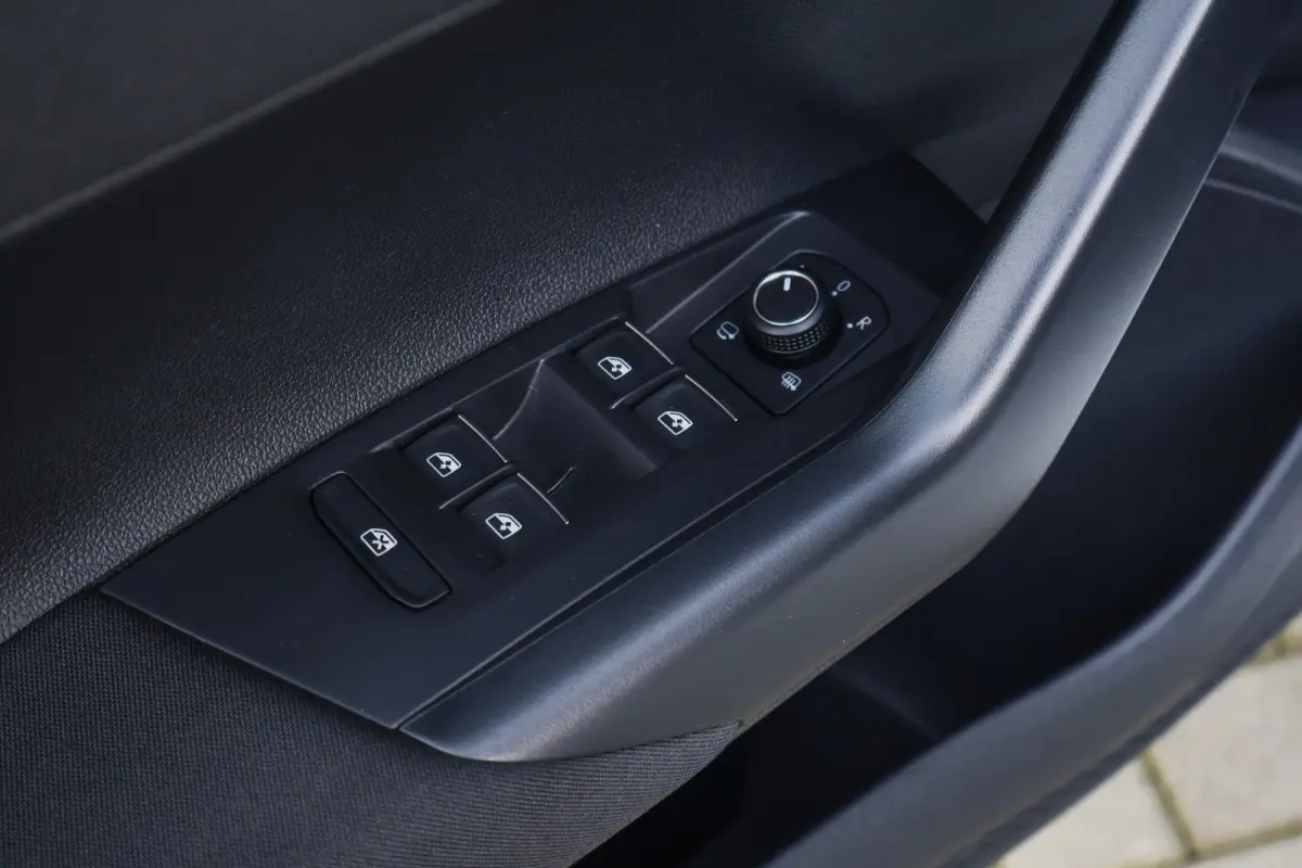 1.0 TSI | Stoelverwarming | Lichtmetaal | Apple Carplay / Android Auto | Parkeersensoren voor + achter