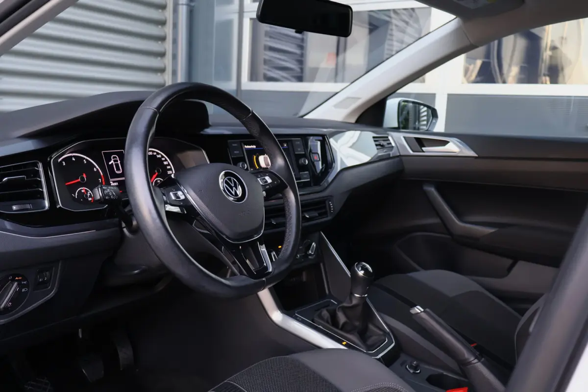 1.0 TSI | Stoelverwarming | Lichtmetaal | Apple Carplay / Android Auto | Parkeersensoren voor + achter