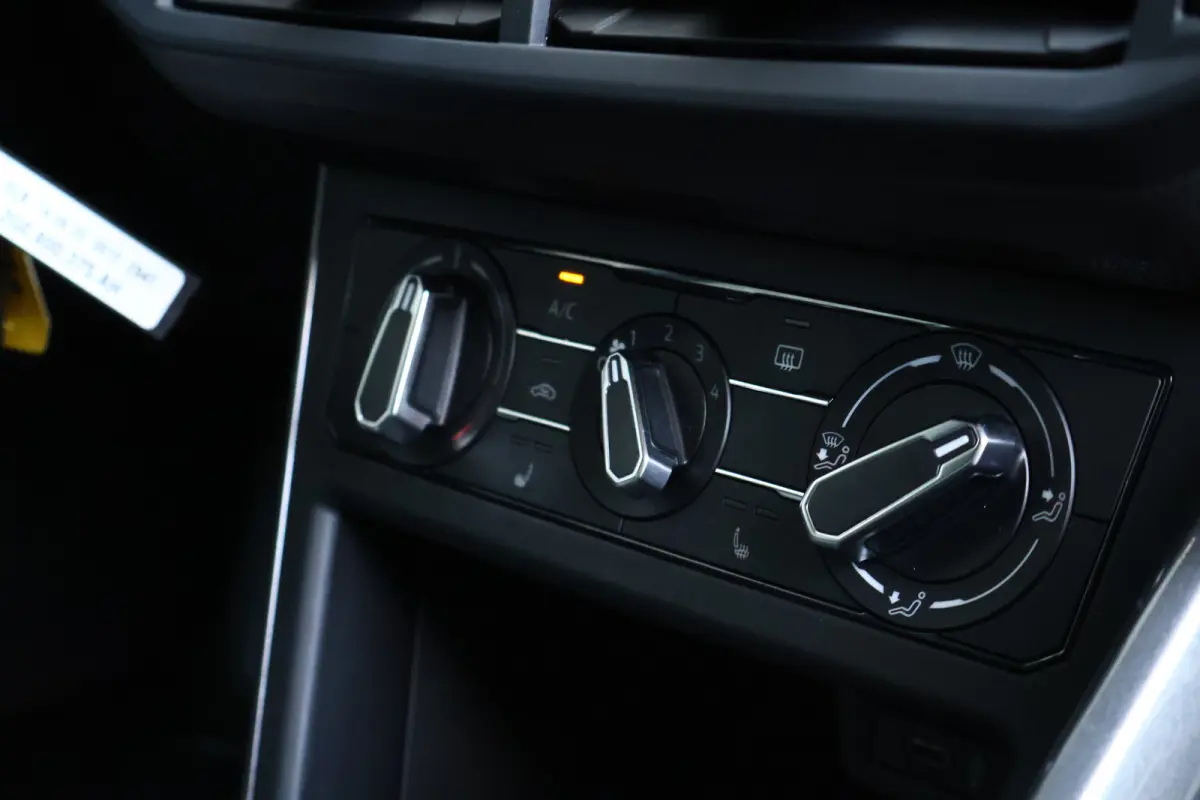 1.0 TSI | Stoelverwarming | Lichtmetaal | Apple Carplay / Android Auto | Parkeersensoren voor + achter