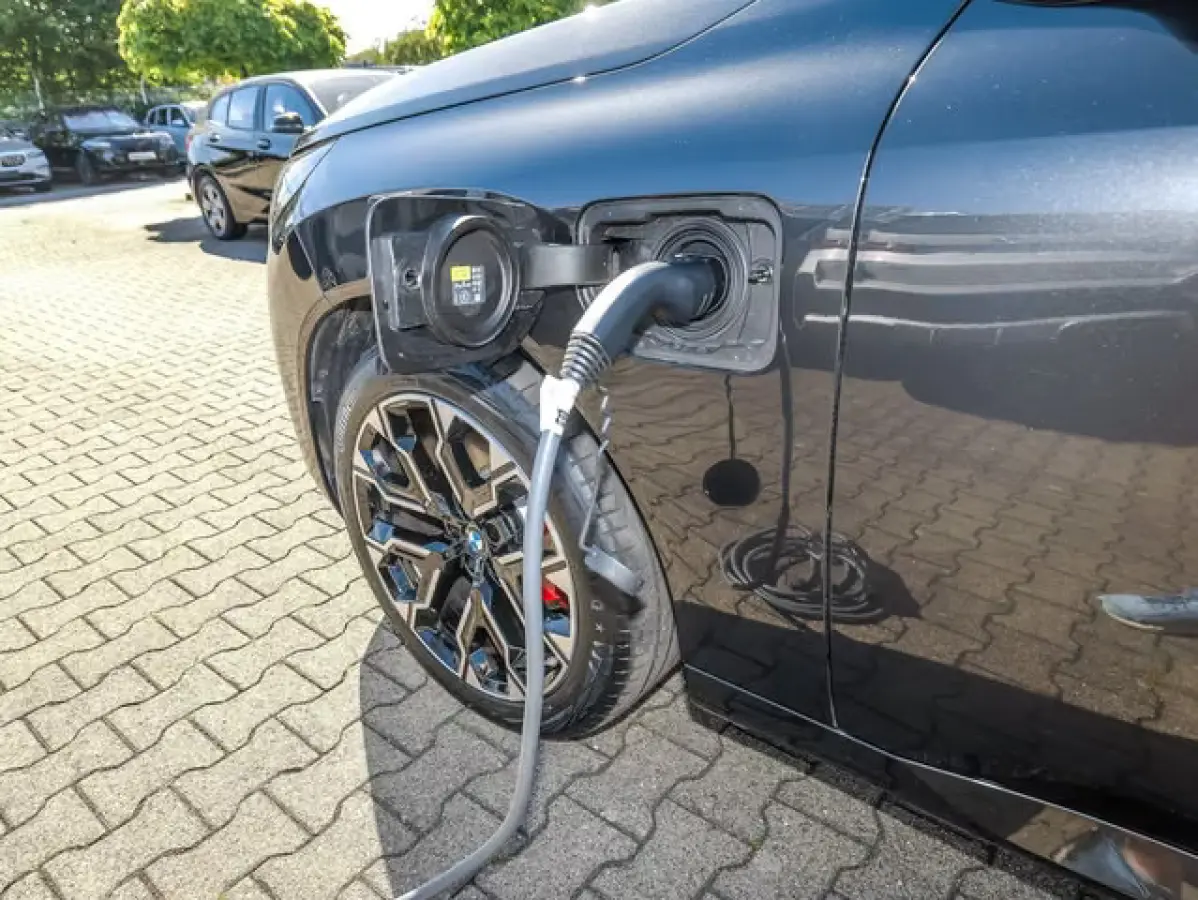 30e xDrive M-SPORT Pro ** ADAPT. LED, BEIGE LEDER, PANO, TREKH, MEMORY, DRIV. ASS+, 20-inch LMV ** Ex BMW-AG ** ** INFORMEER OOK NAAR ONZE AANTREKKELIJKE FINANCIAL-LEASE TARIEVEN **