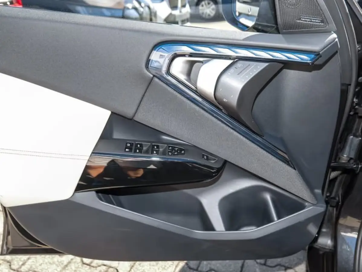 30e xDrive M-SPORT Pro ** ADAPT. LED, BEIGE LEDER, PANO, TREKH, MEMORY, DRIV. ASS+, 20-inch LMV ** Ex BMW-AG ** ** INFORMEER OOK NAAR ONZE AANTREKKELIJKE FINANCIAL-LEASE TARIEVEN **