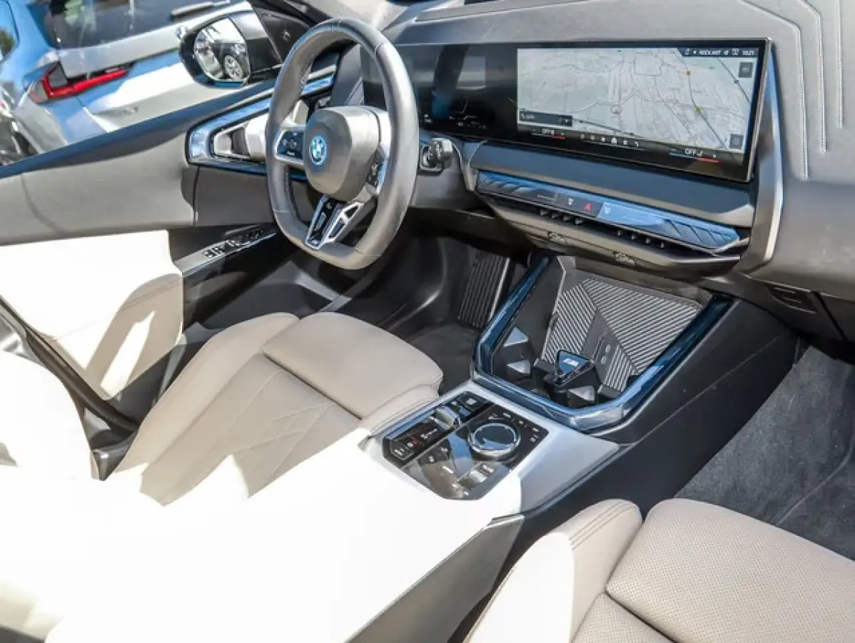 30e xDrive M-SPORT Pro ** ADAPT. LED, BEIGE LEDER, PANO, TREKH, MEMORY, DRIV. ASS+, 20-inch LMV ** Ex BMW-AG ** ** INFORMEER OOK NAAR ONZE AANTREKKELIJKE FINANCIAL-LEASE TARIEVEN **