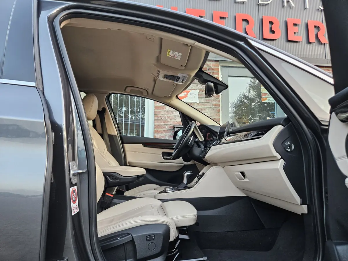 220i Centennial High Executive Trekhaak! Automaat! Leer! Camera! 192PK! NAP! Mooie/Nette Auto!