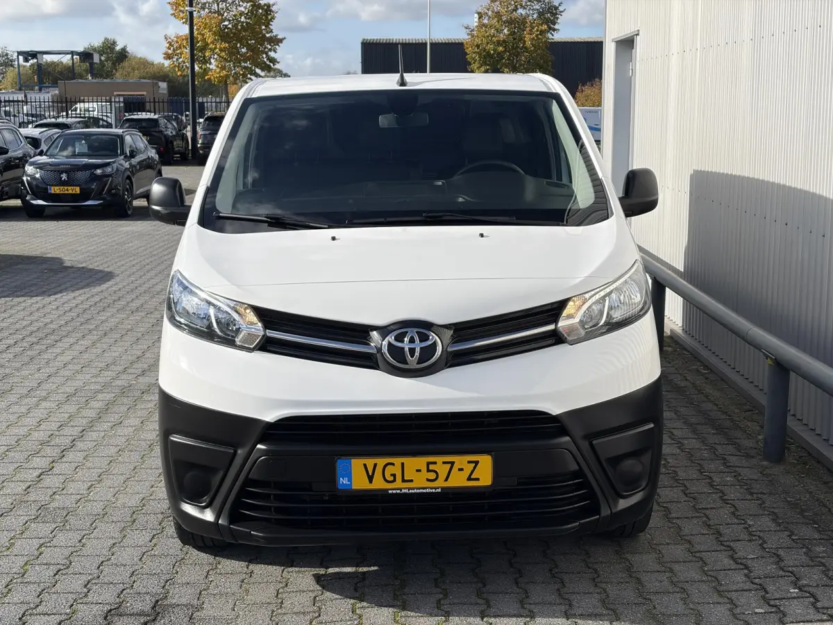 2.0 D-4D Long*3-PERS*A/C*CRUISE*CAM*NAVI*HAAK*