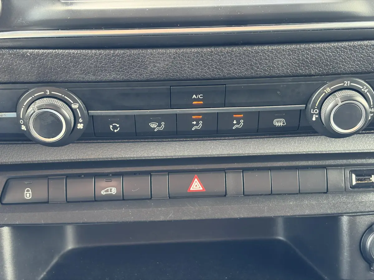 2.0 D-4D Long*3-PERS*A/C*CRUISE*CAM*NAVI*HAAK*