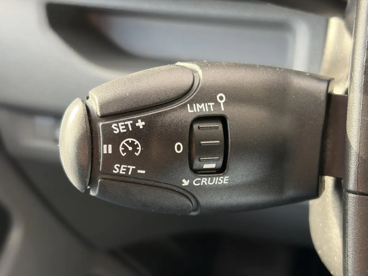 2.0 D-4D Long*3-PERS*A/C*CRUISE*CAM*NAVI*HAAK*