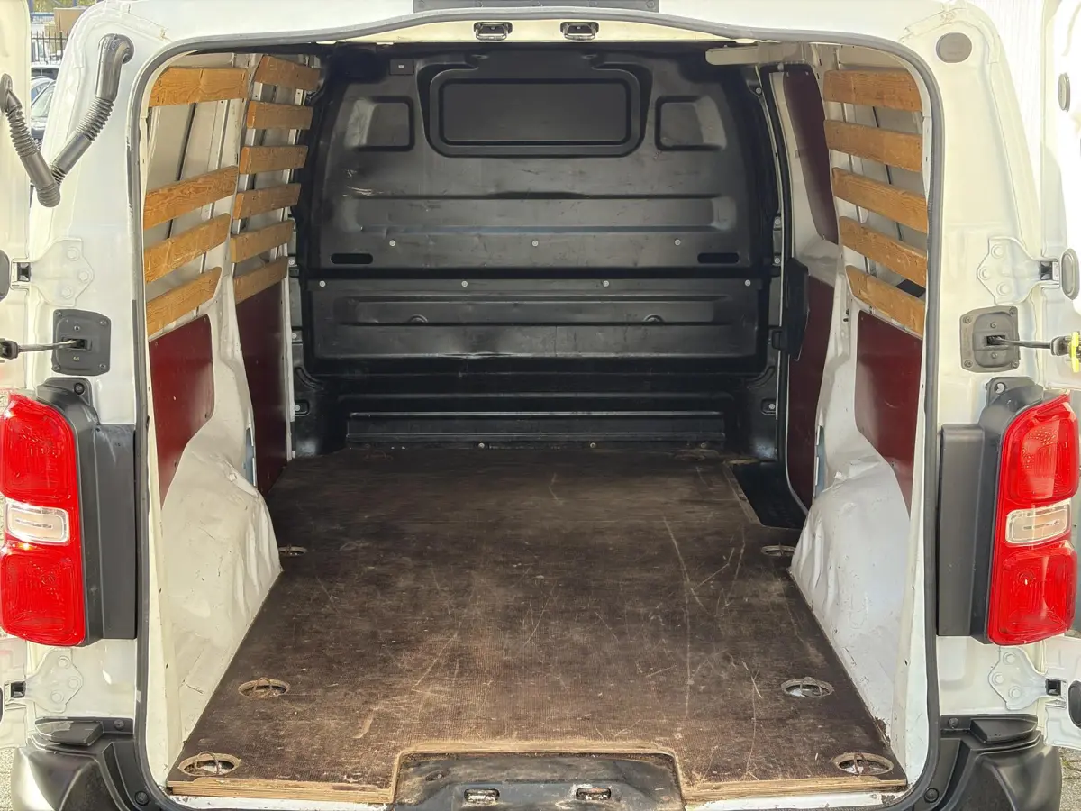 2.0 D-4D Long*3-PERS*A/C*CRUISE*CAM*NAVI*HAAK*