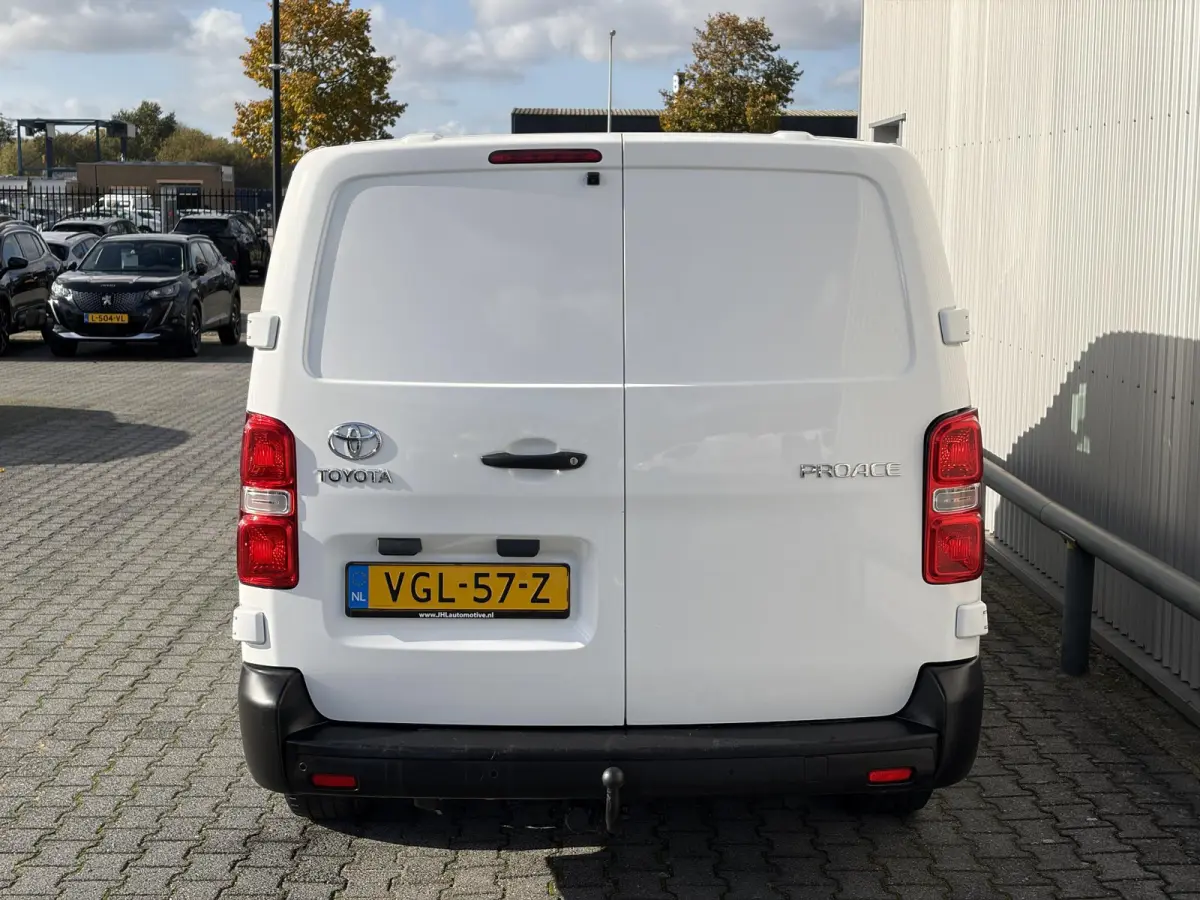 2.0 D-4D Long*3-PERS*A/C*CRUISE*CAM*NAVI*HAAK*