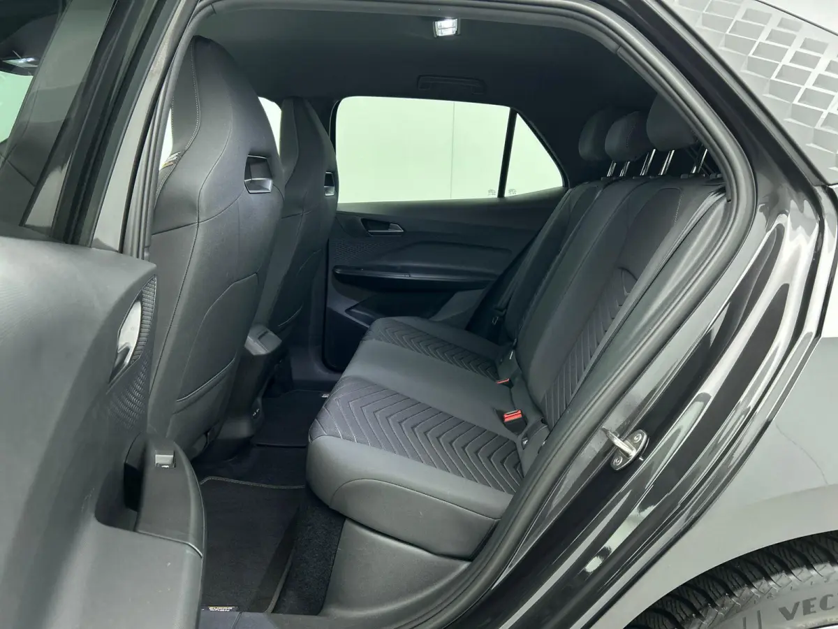 Business 62 kWh Airco Climate control Navigatie Carplay Adaptive Cruise Control Ambient Light Parkeersensoren Camera