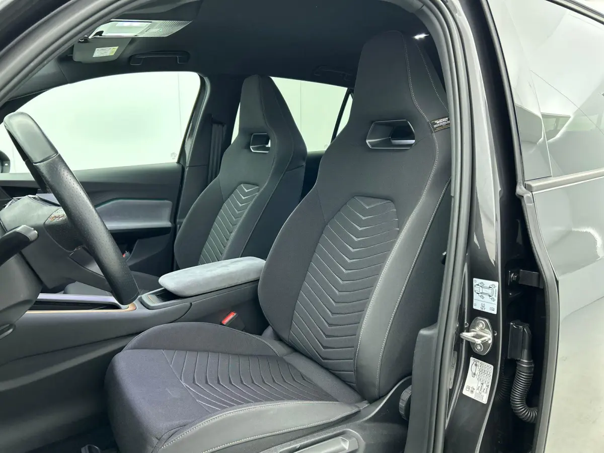 Business 62 kWh Airco Climate control Navigatie Carplay Adaptive Cruise Control Ambient Light Parkeersensoren Camera