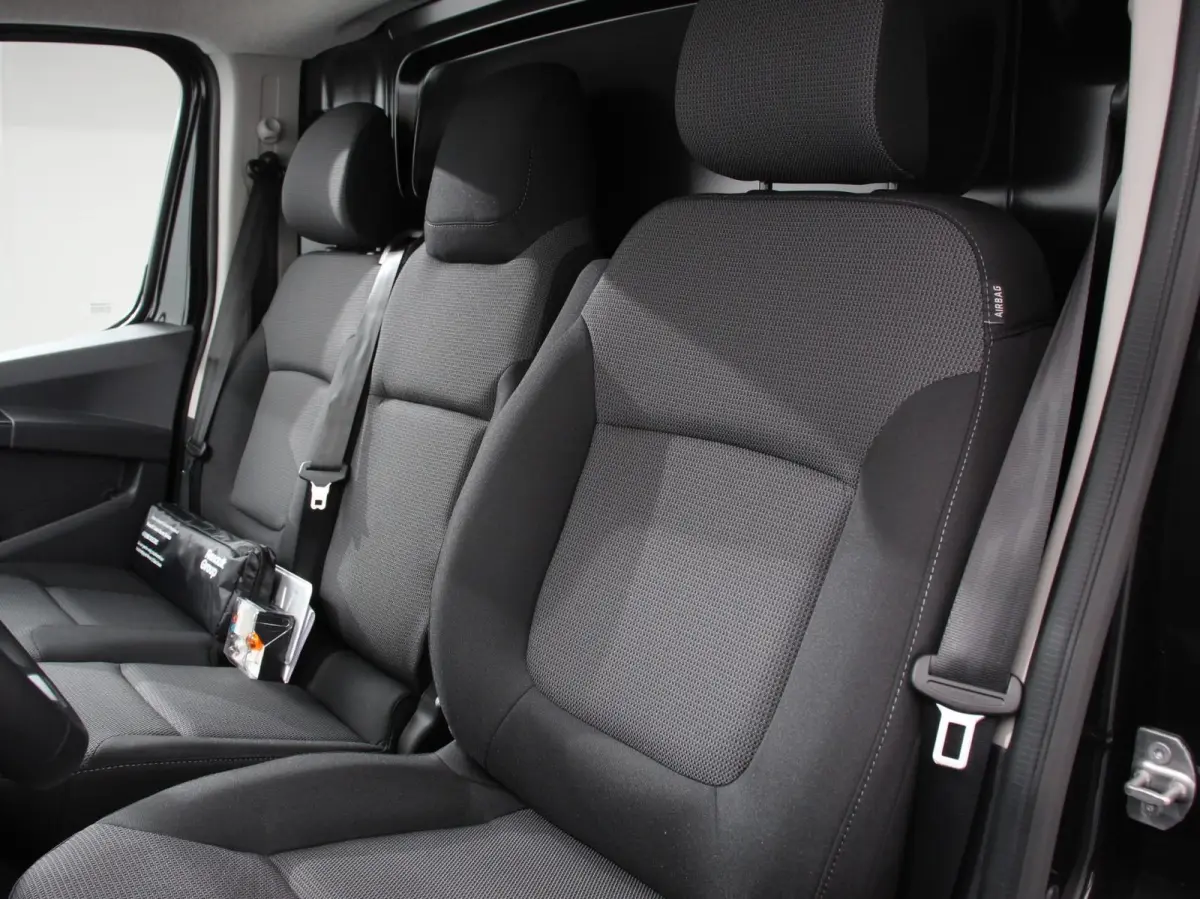 2.0 Blue dCi 150pk T30 L2H1 Advance Automaat Navigatie Airco Lichtmetalen velgen Betimmering Trekhaak Camera Parkeer sensoren Dab