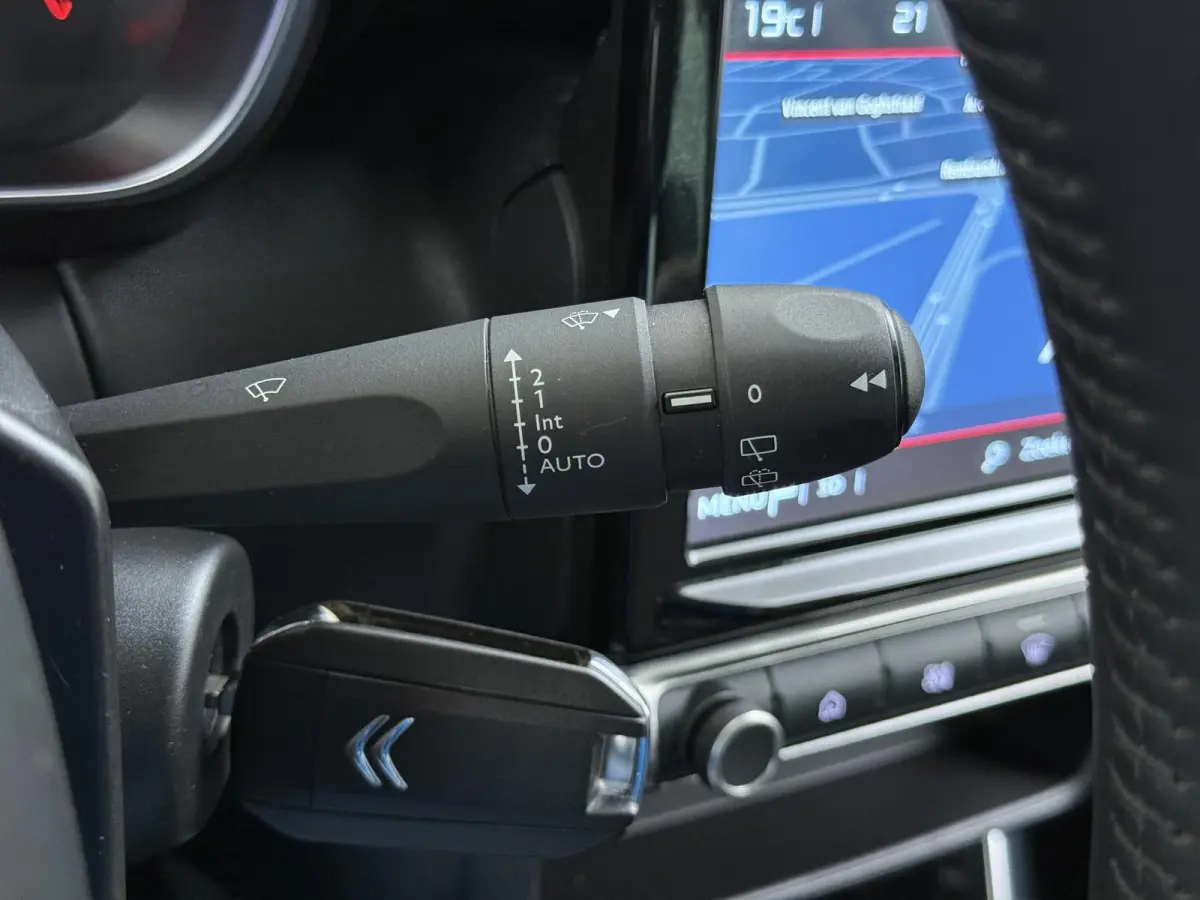 SUV Shine 110pk | Navigatie | Achteruitrijcamera | Climate Control | Cruise Control | Parkeersensoren | Apple Carplay / Android Auto | DAB+ radio | Bluetooth | Elektrisch inklapbare spiegels