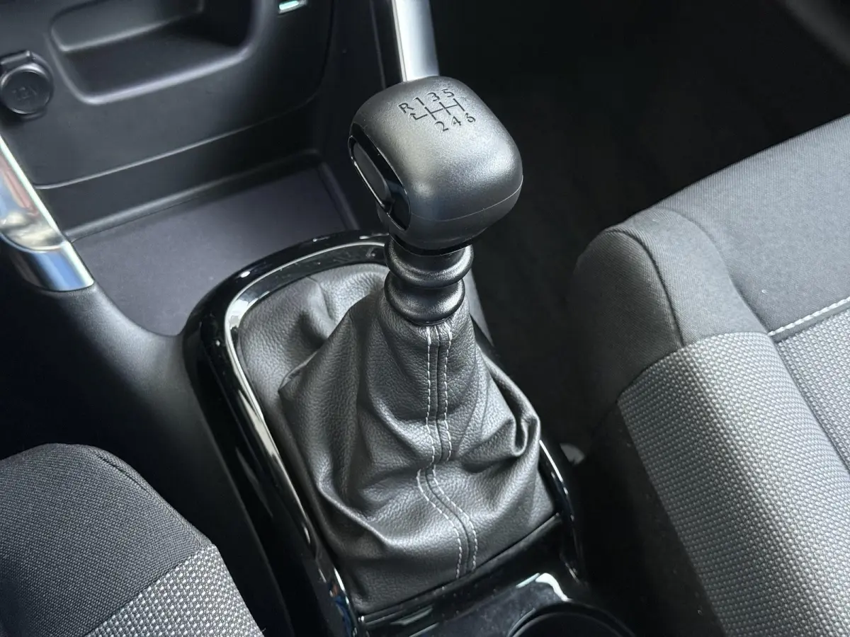 SUV Shine 110pk | Navigatie | Achteruitrijcamera | Climate Control | Cruise Control | Parkeersensoren | Apple Carplay / Android Auto | DAB+ radio | Bluetooth | Elektrisch inklapbare spiegels