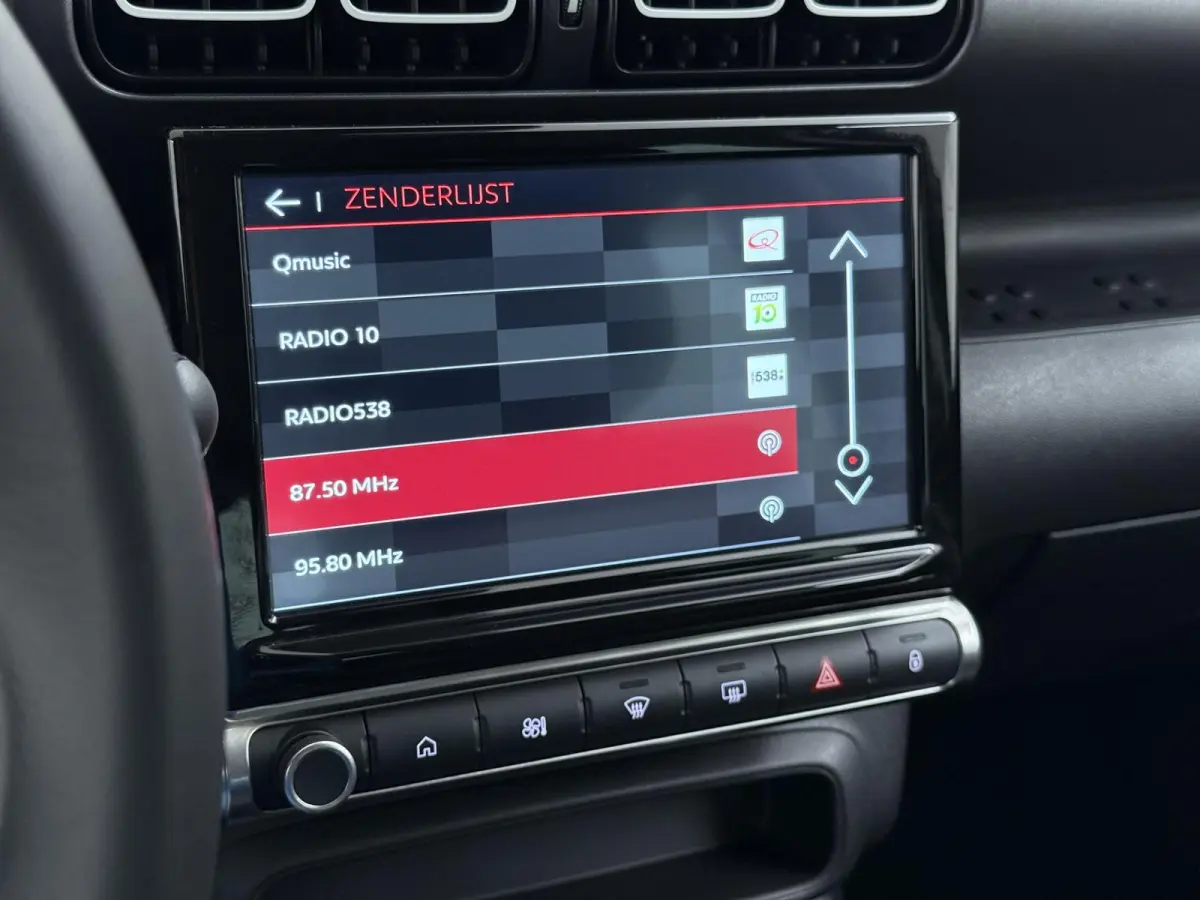SUV Shine 110pk | Navigatie | Achteruitrijcamera | Climate Control | Cruise Control | Parkeersensoren | Apple Carplay / Android Auto | DAB+ radio | Bluetooth | Elektrisch inklapbare spiegels