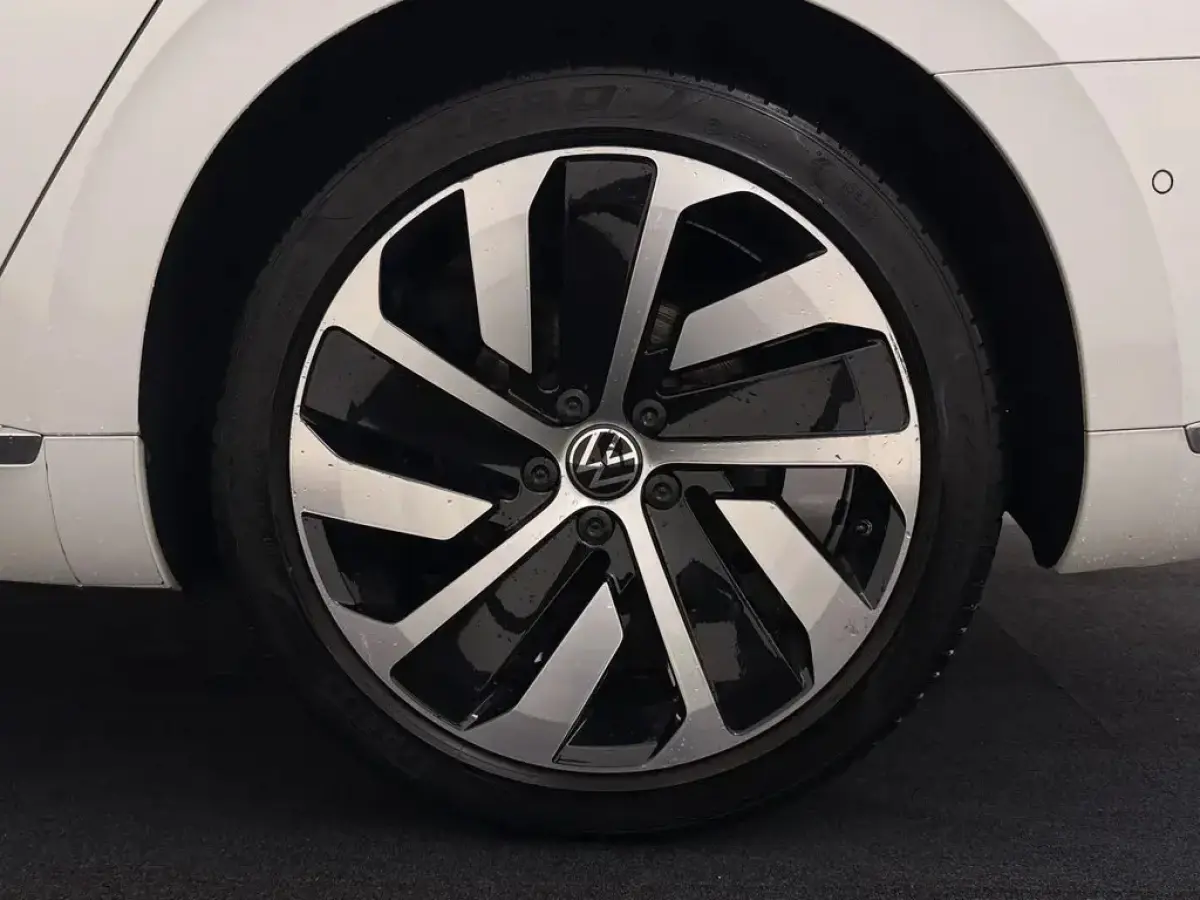 1.4 TSI eHybrid R-Line Business+ - Automaat - Pano/Schuifdak- Winterpakket - Navi - Leder -Org.NL