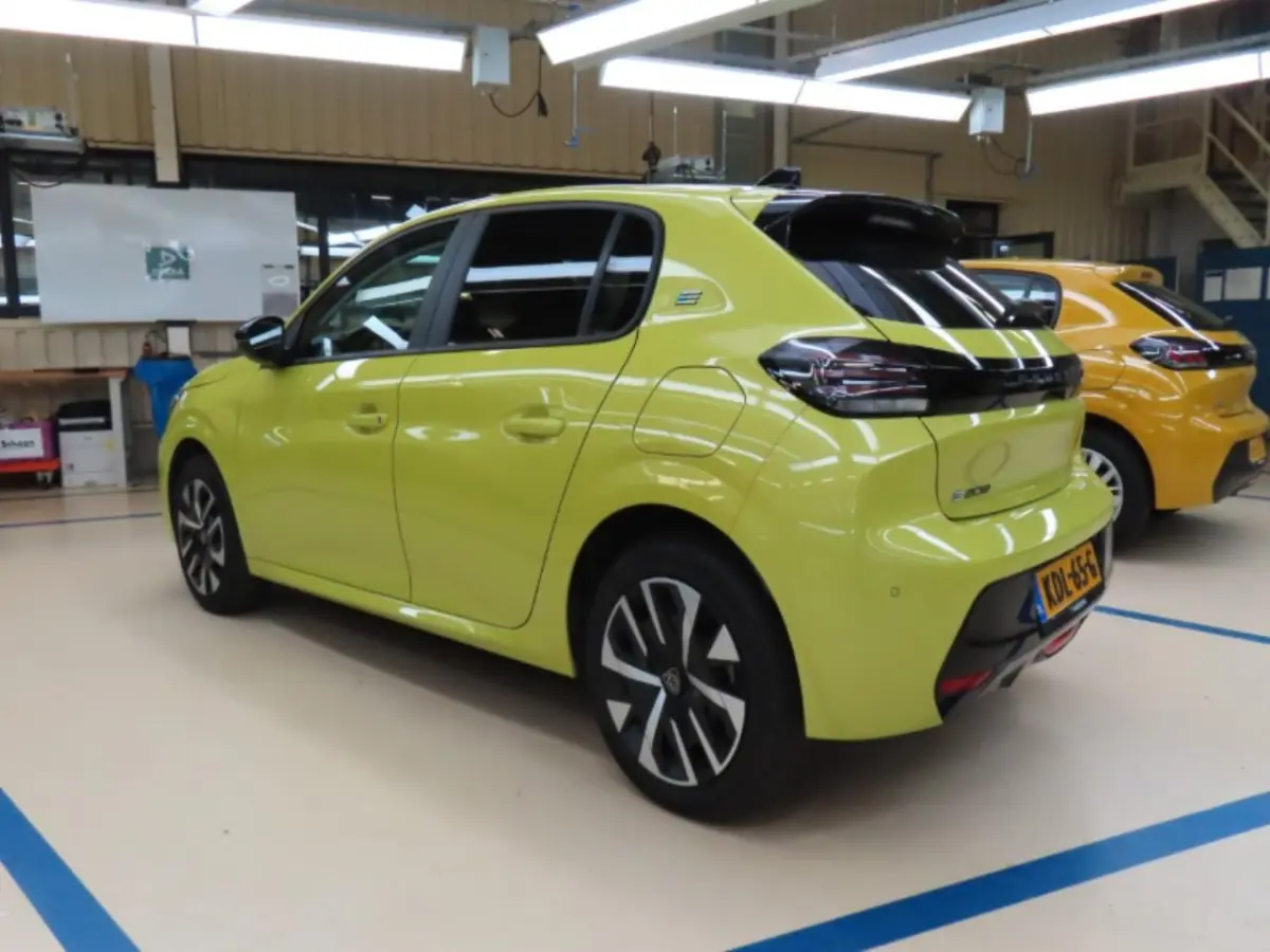 EV Business 51 kWh | Fase 3 laden | SOH 99% | 51 kWh | Navigatie | Apple carplay | Parkeersensoren voor + achter |