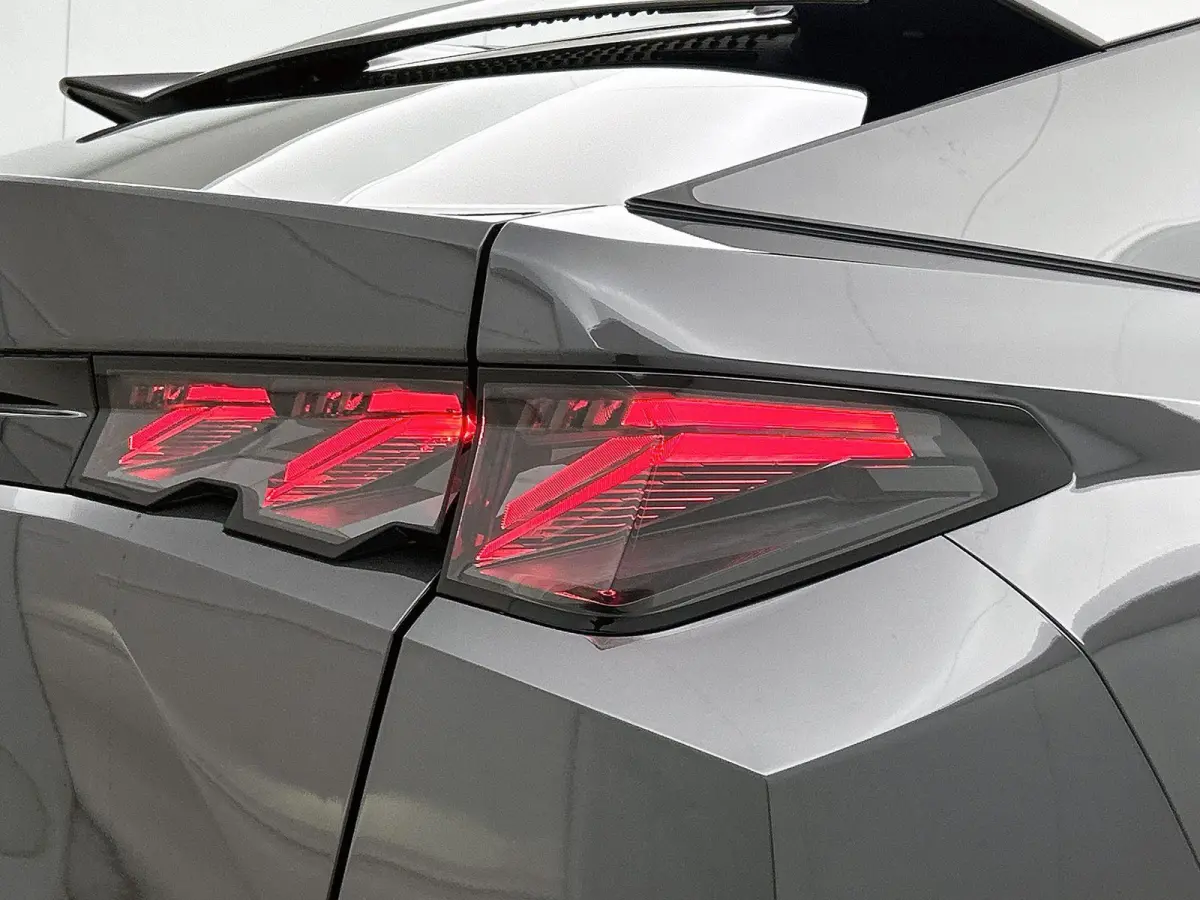 GT 195pk Plug-in Hybrid Automaat | Navigatie | 360 Camera | Elektrische achterklep | Stoelverwarming | Cruise control adaptief | Full LED koplampen | Lichtmetalen velgen 19 inch | Apple Carp