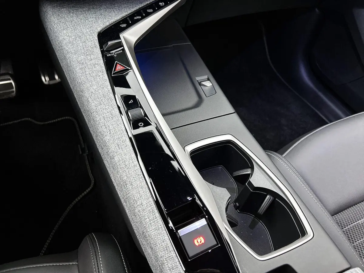 GT 195pk Plug-in Hybrid Automaat | Navigatie | 360 Camera | Elektrische achterklep | Stoelverwarming | Cruise control adaptief | Full LED koplampen | Lichtmetalen velgen 19 inch | Apple Carp