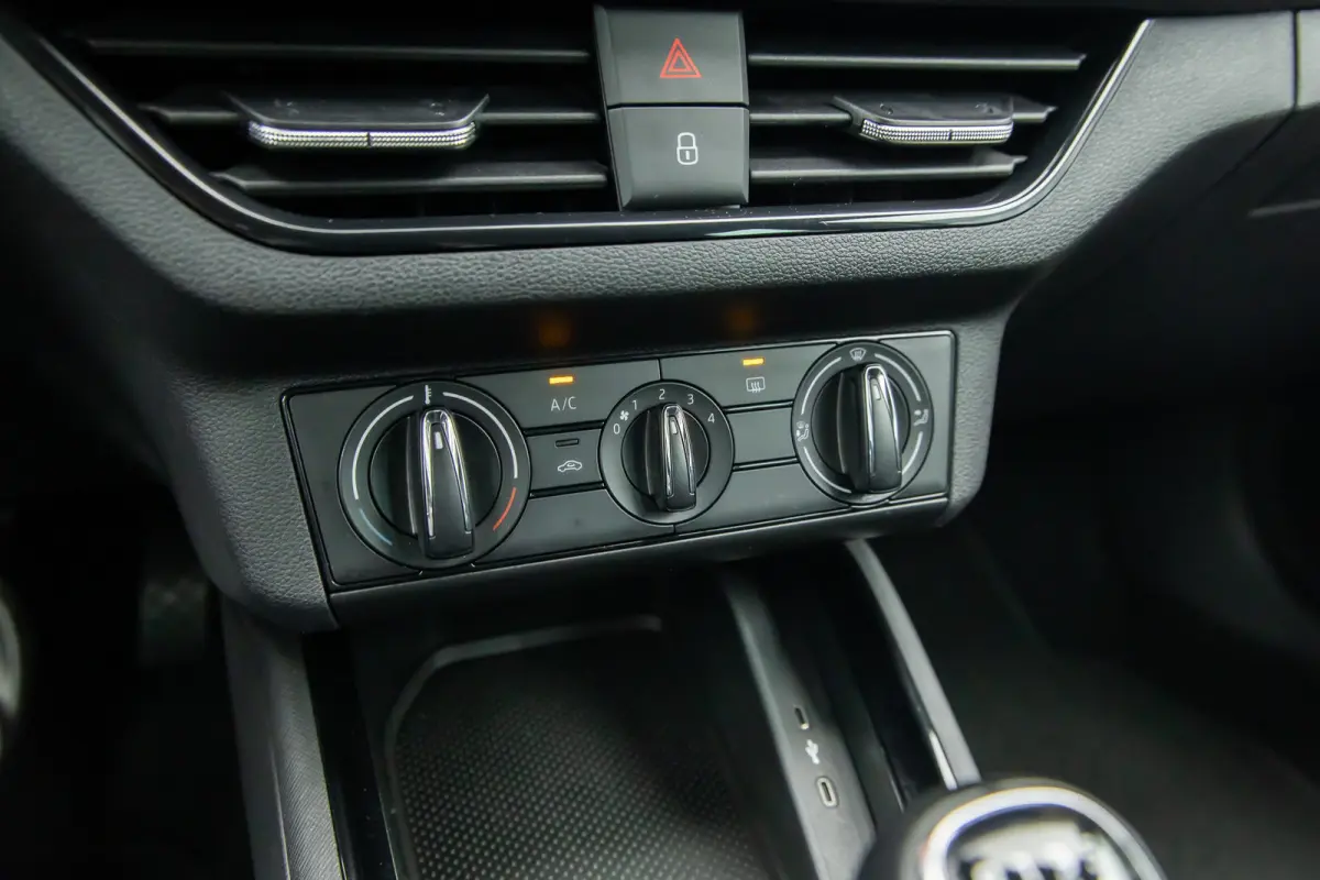 1.0 TSI Ambition | Apple Carplay/Android Auto | Cruise control | Parkeersensoren | Elektrische ramen | Lichtmetalen velgen | Airco | Apple Carplay/Android Auto|telefoonintegratie premium | C