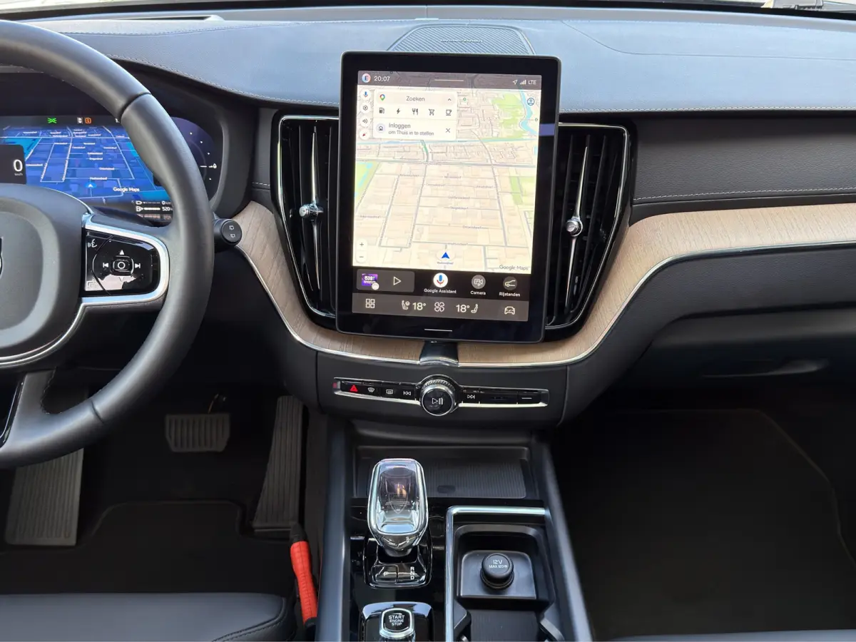 2.0 T6 Plug-in hybrid AWD Ultra Dark | Trekhaak | Luchtvering | Panoramadak | 360 Camera | Memory seats |
