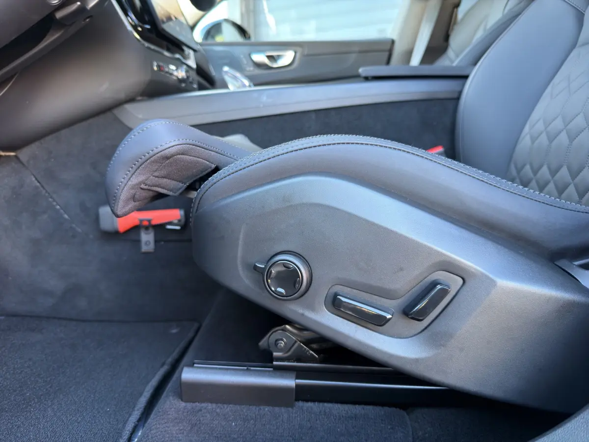 2.0 T6 Plug-in hybrid AWD Ultra Dark | Trekhaak | Luchtvering | Panoramadak | 360 Camera | Memory seats |