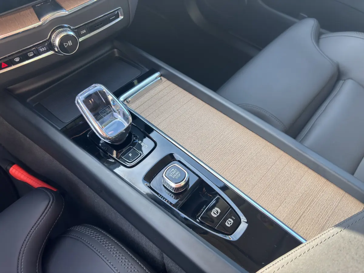 2.0 T6 Plug-in hybrid AWD Ultra Dark | Trekhaak | Luchtvering | Panoramadak | 360 Camera | Memory seats |