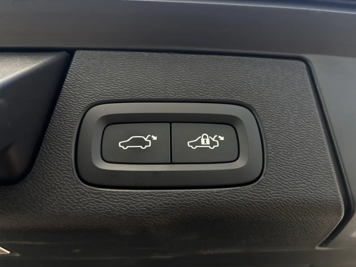 2.0 T6 Plug-in hybrid AWD Ultra Dark | Trekhaak | Luchtvering | Panoramadak | 360 Camera | Memory seats |