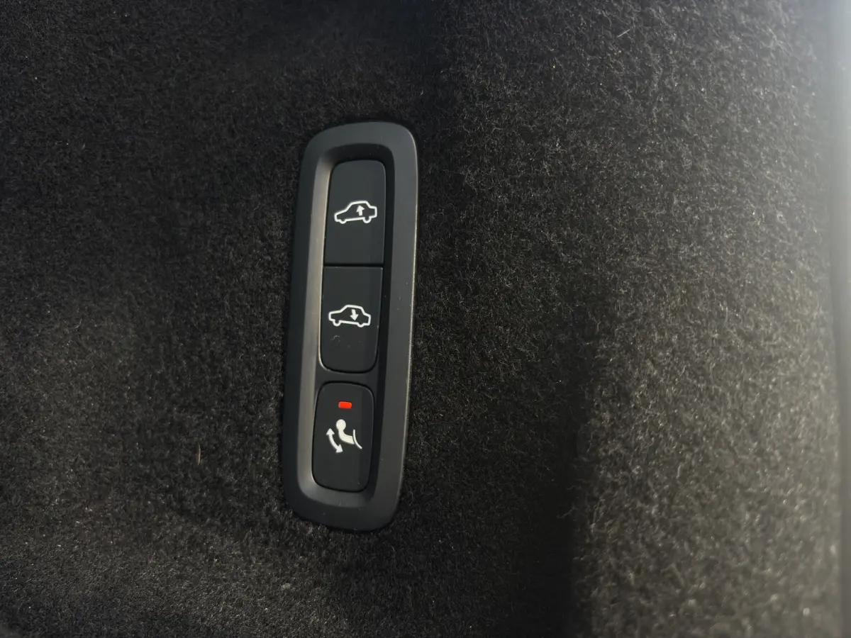2.0 T6 Plug-in hybrid AWD Ultra Dark | Trekhaak | Luchtvering | Panoramadak | 360 Camera | Memory seats |