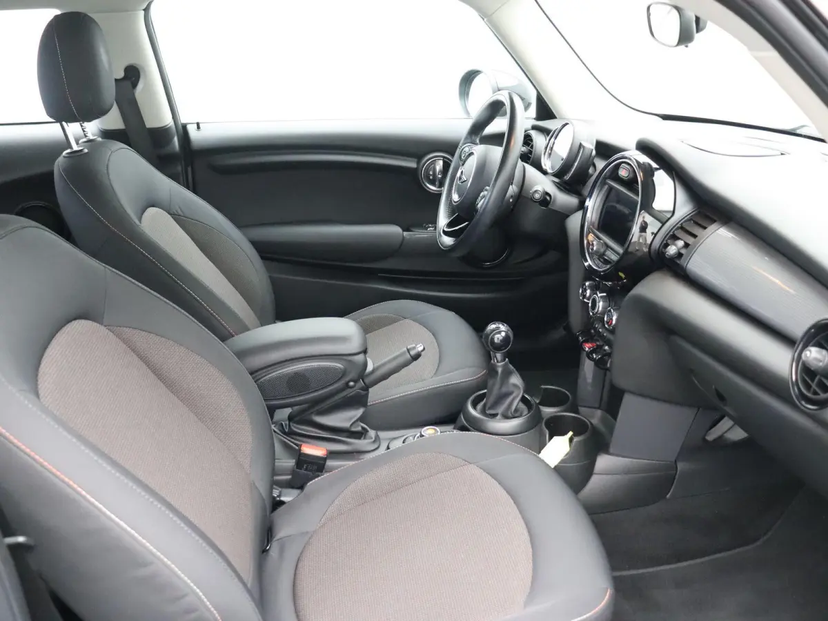 1.5 Cooper | Navigatie | Bluetooth | Airco | Lichtmetalen velgen |