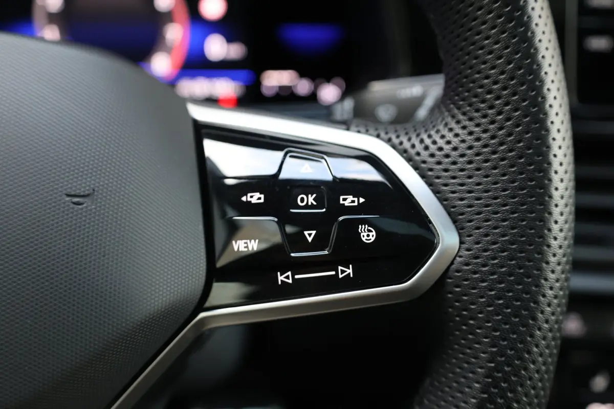 1.5 TSI R-Line BTW/LED/VIRTUAL/SFEER/PANORAMADAK/HALF LEER+S.VERWARMING+MASSAGE/18" LMV/CAM/ACC/12 MDN GARANTIE!