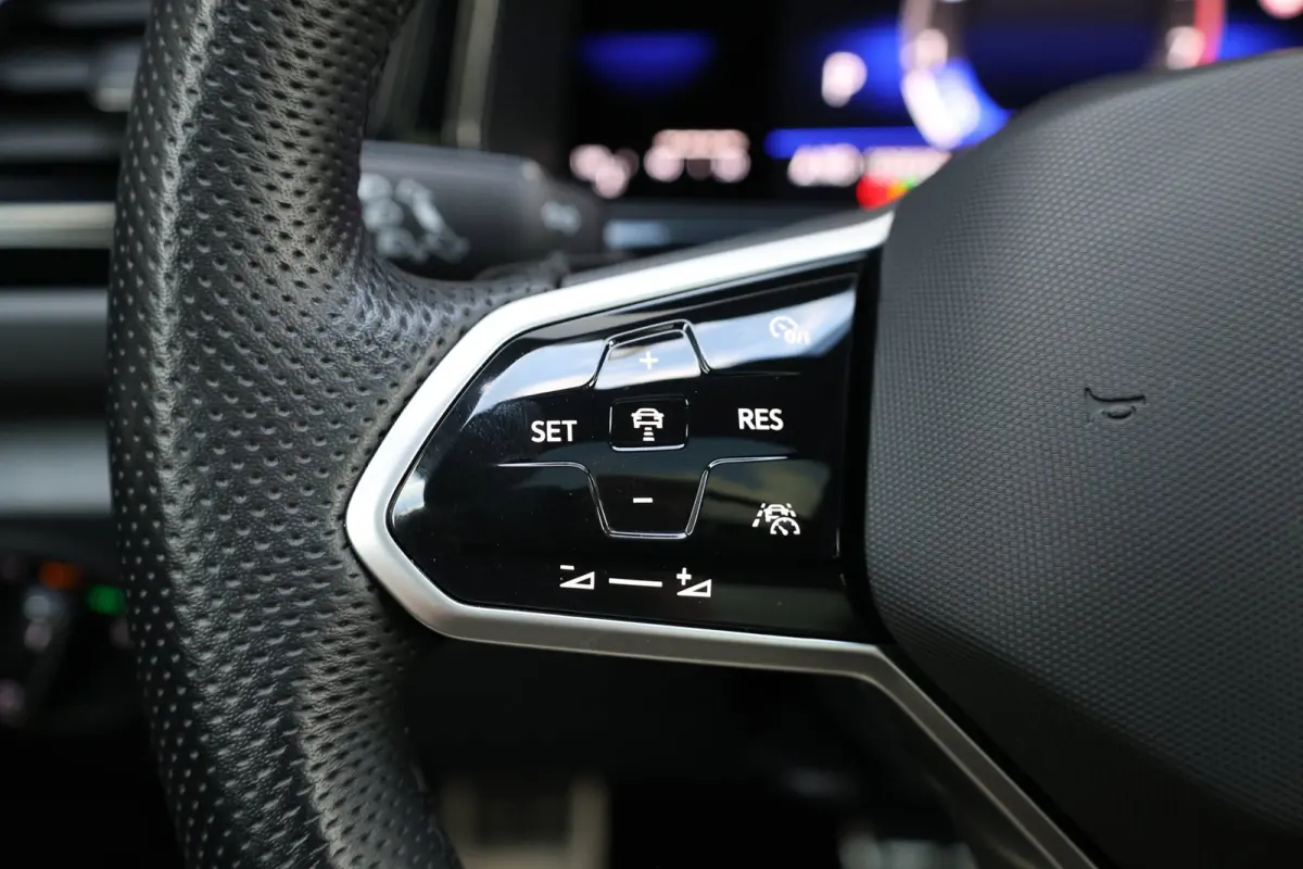 1.5 TSI R-Line BTW/LED/VIRTUAL/SFEER/PANORAMADAK/HALF LEER+S.VERWARMING+MASSAGE/18" LMV/CAM/ACC/12 MDN GARANTIE!