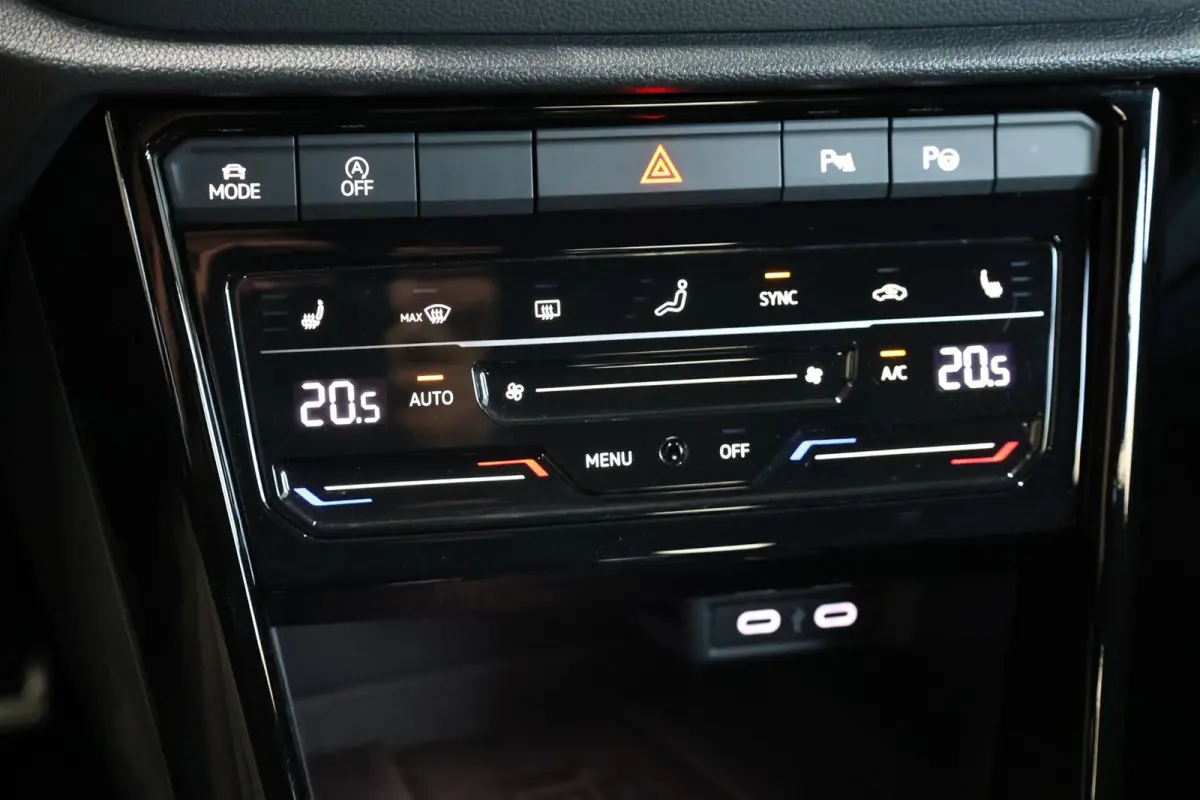 1.5 TSI R-Line BTW/LED/VIRTUAL/SFEER/PANORAMADAK/HALF LEER+S.VERWARMING+MASSAGE/18" LMV/CAM/ACC/12 MDN GARANTIE!