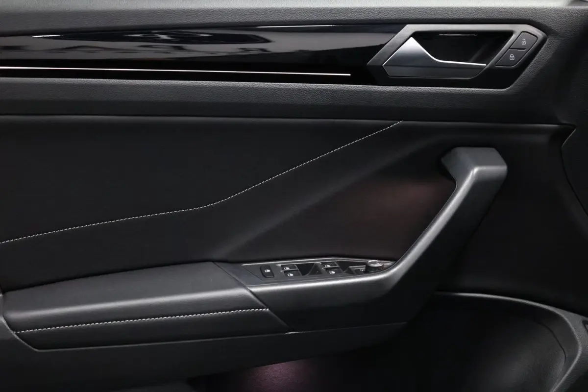 1.5 TSI R-Line BTW/LED/VIRTUAL/SFEER/PANORAMADAK/HALF LEER+S.VERWARMING+MASSAGE/18" LMV/CAM/ACC/12 MDN GARANTIE!