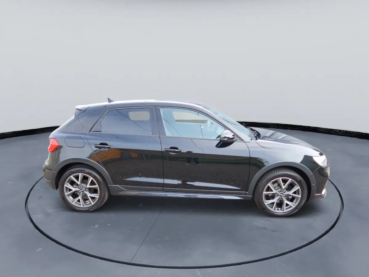 citycarver Audi A1 Citycarver 30 TFSI S tronic – Mythoszwart Metallic