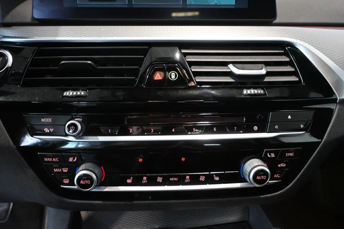 520i High Executive M Sport Automaat Clima LED Cruise Navigatie Trekhaak PDC Standkachel 100% Onderhouden! Inruil Mogelijk