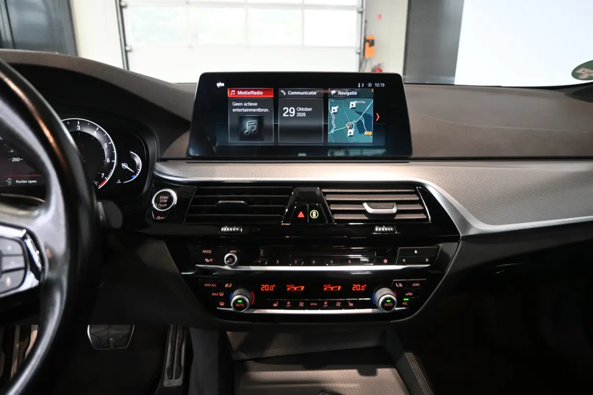 520i High Executive M Sport Automaat Clima LED Cruise Navigatie Trekhaak PDC Standkachel 100% Onderhouden! Inruil Mogelijk