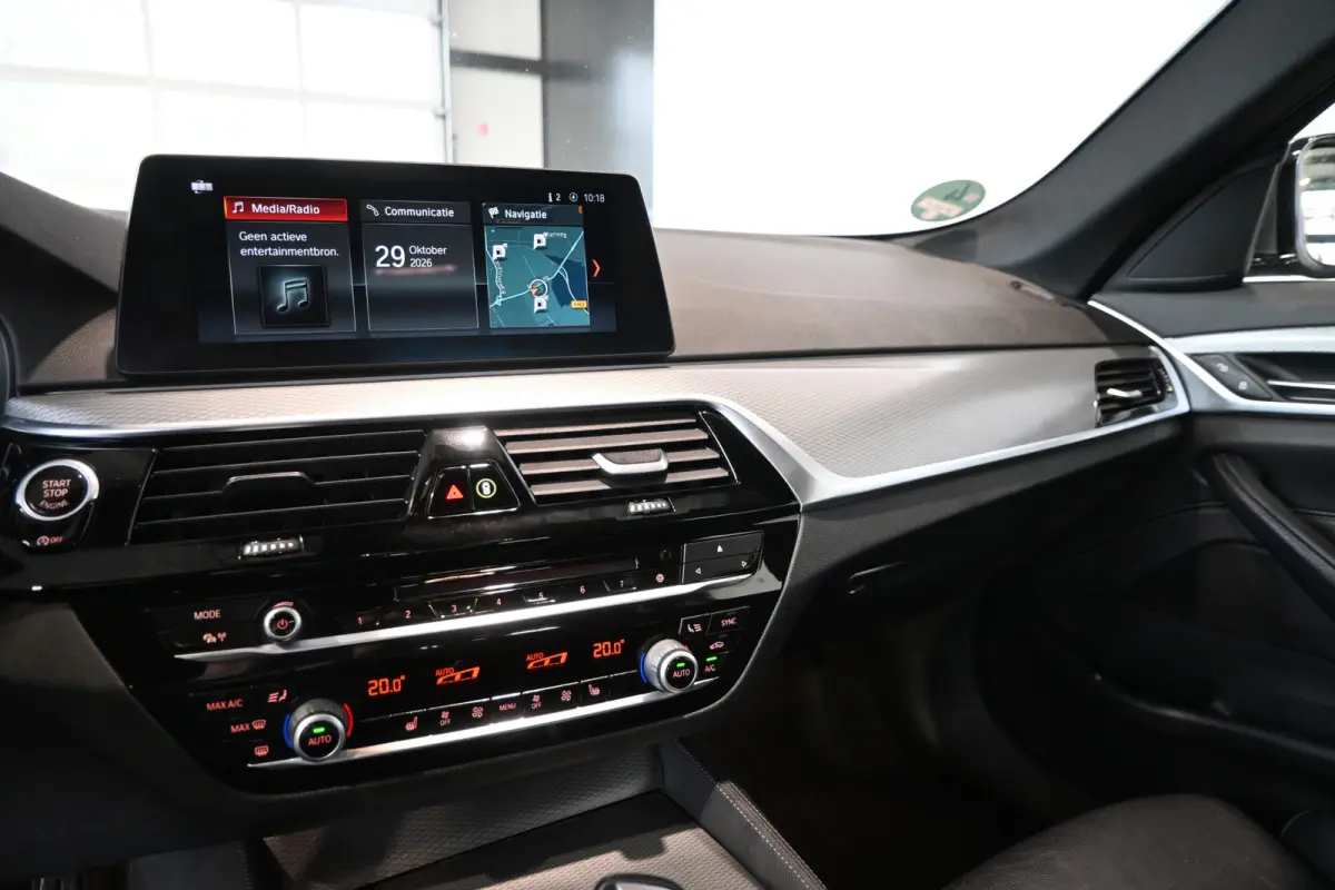 520i High Executive M Sport Automaat Clima LED Cruise Navigatie Trekhaak PDC Standkachel 100% Onderhouden! Inruil Mogelijk