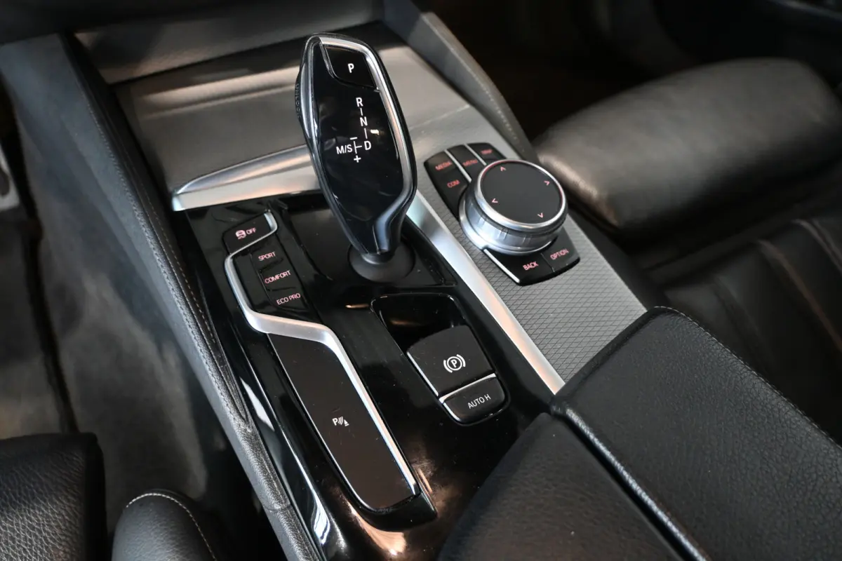520i High Executive M Sport Automaat Clima LED Cruise Navigatie Trekhaak PDC Standkachel 100% Onderhouden! Inruil Mogelijk