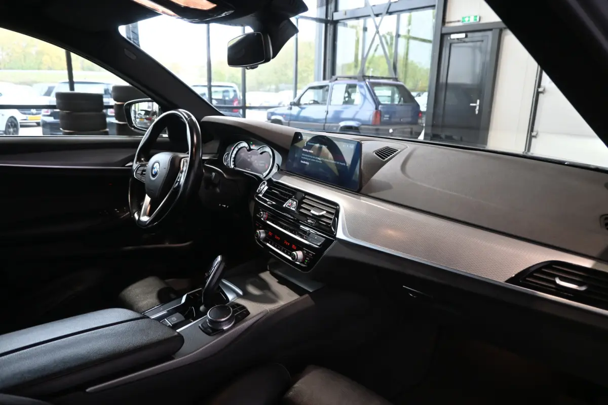 520i High Executive M Sport Automaat Clima LED Cruise Navigatie Trekhaak PDC Standkachel 100% Onderhouden! Inruil Mogelijk