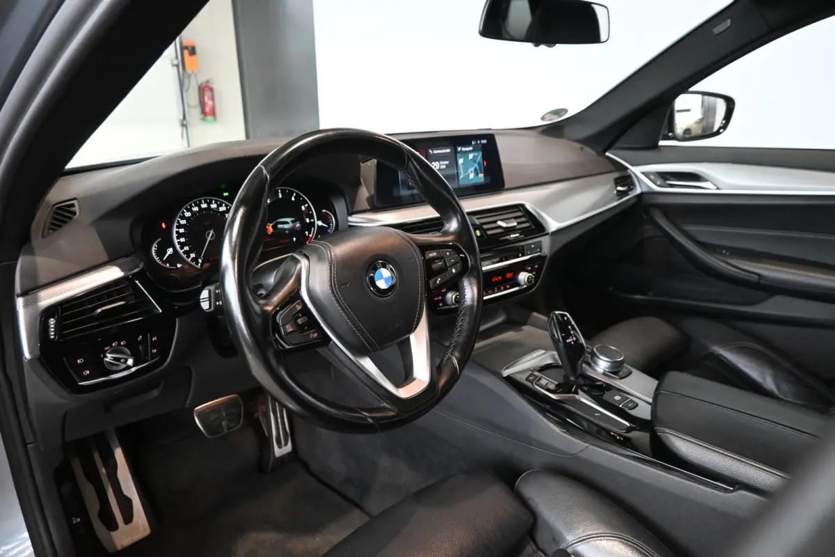 520i High Executive M Sport Automaat Clima LED Cruise Navigatie Trekhaak PDC Standkachel 100% Onderhouden! Inruil Mogelijk