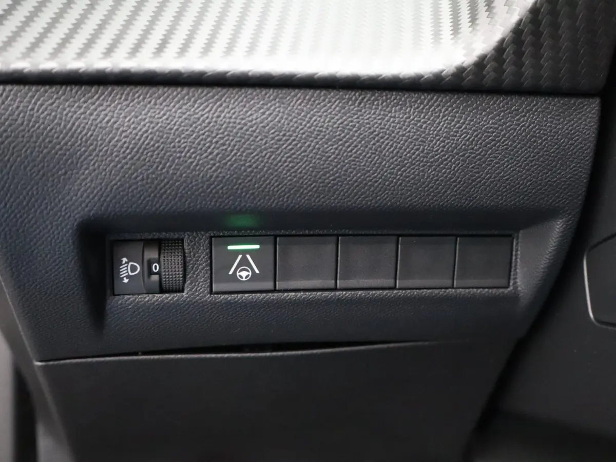 1.2 Hybrid 145 Allure | Achterspoiler | Achteruitrijcamera | Airco (automatisch)