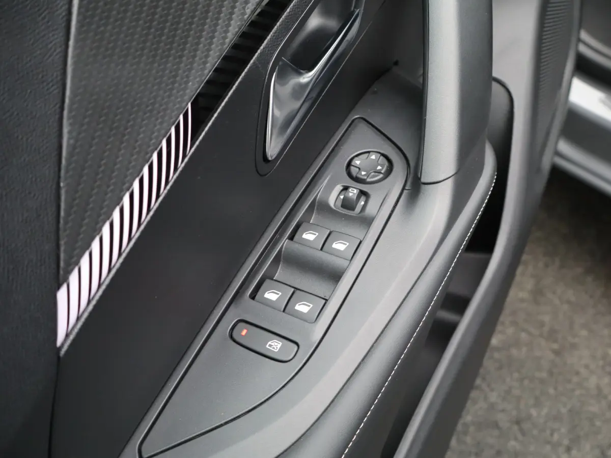 1.2 Hybrid 145 Allure | Achterspoiler | Achteruitrijcamera | Airco (automatisch)
