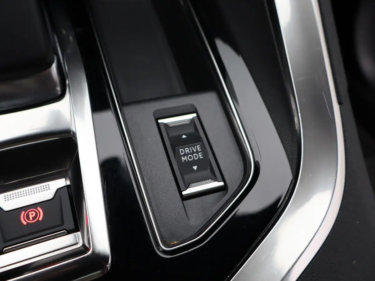 1.6 HYbrid4 300 GT Pack Business | Automaat | Carplay | 4WD | SOH 94% | Pano dak | keyless | Adaptieve cruise | Alcantara |Camera | Focal audio | Stoelverw. |