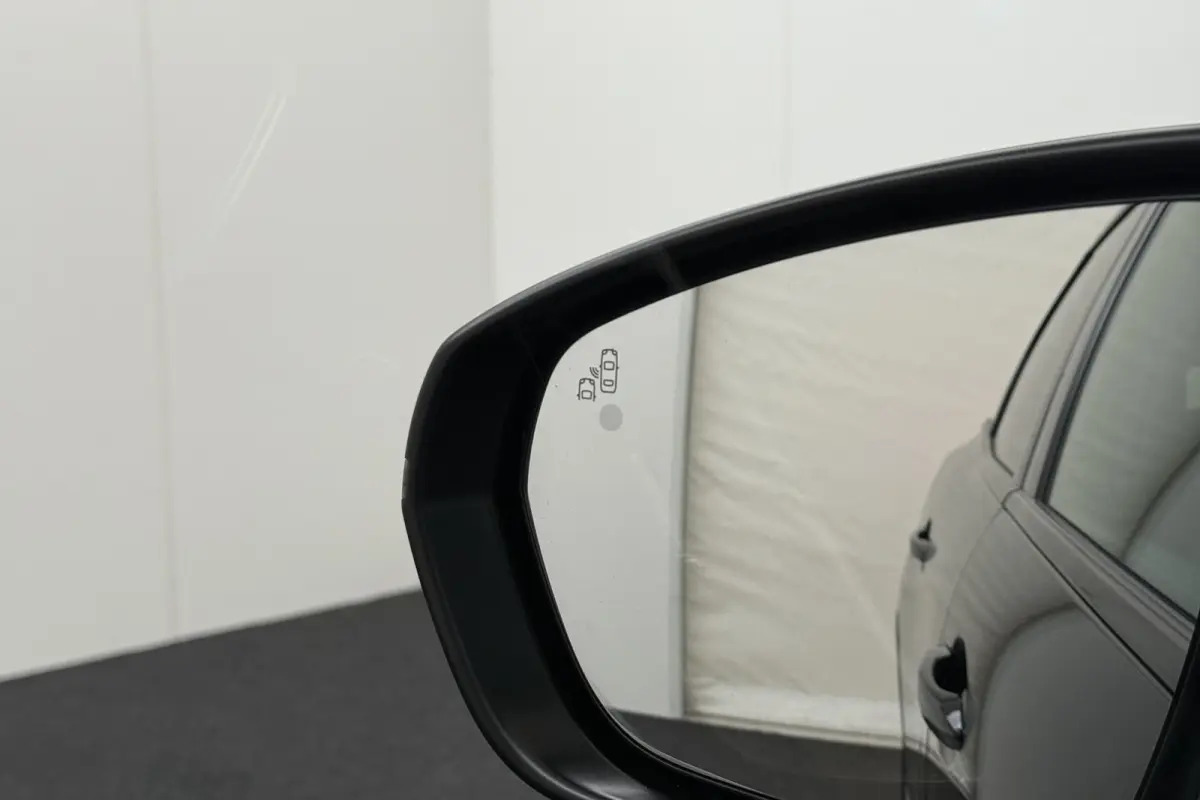 1.6 HYbrid 225 Allure Dodehoek Half-Leder Privacy Glas 18'LMV