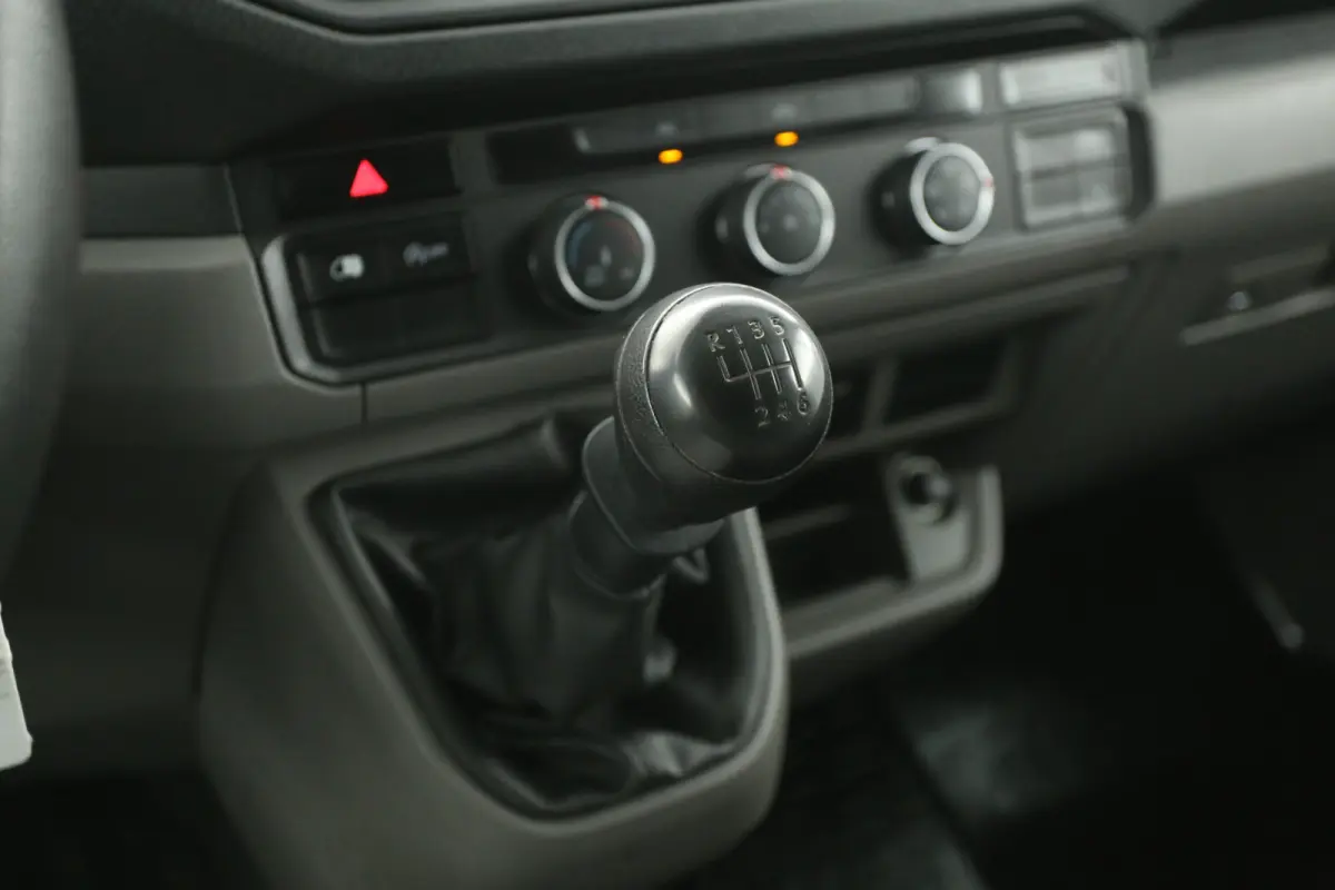 2.0 TDI 140PK L4H3 | Airco | Camera | Carplay | 3 Zits | 3000KG Trekgew. | Parkeersens.